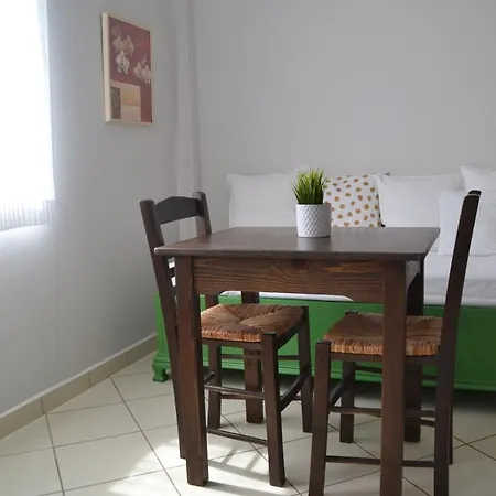 Hibiscus House In Traditional Settlement Of Parikia *