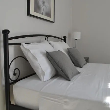 Hibiscus House In Traditional Settlement Of Parikia * Parikia (Paros)