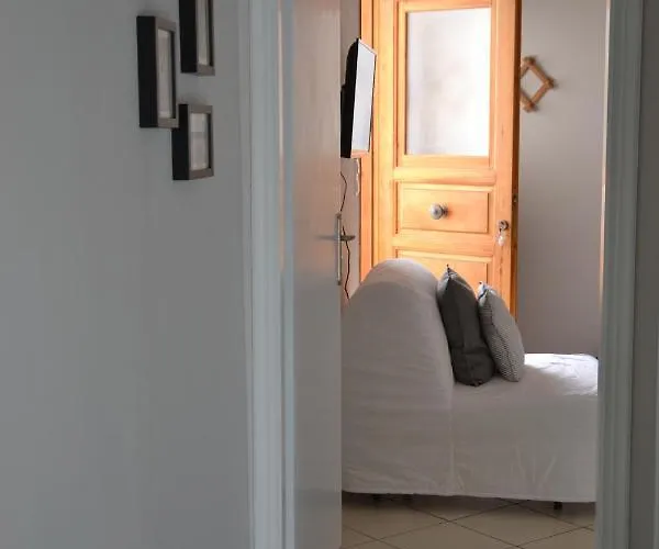 Hibiscus House In Traditional Settlement Of Parikia パロス島