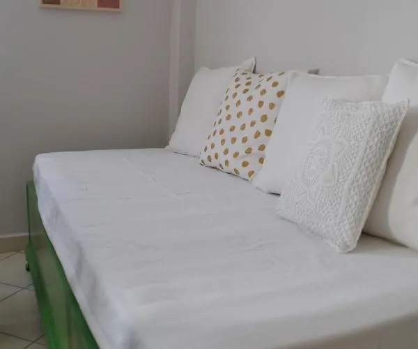 Hibiscus House In Traditional Settlement Of Parikia * パロス島