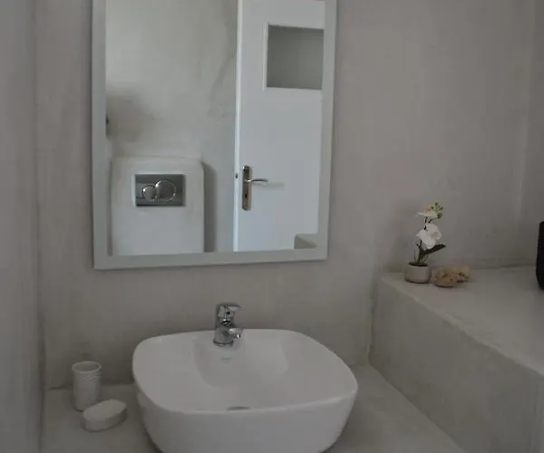 Hibiscus House In Traditional Settlement Of Parikia