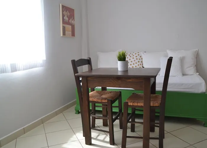 Hibiscus House In Traditional Settlement Of Parikia *