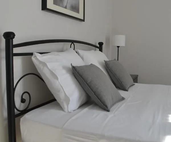 Hibiscus House In Traditional Settlement Of Parikia * Páros